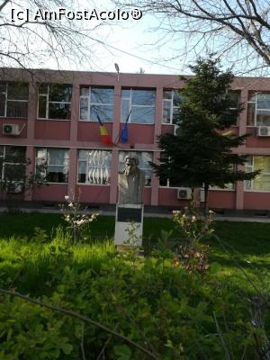 [P16] Statuia din fața Colegiului Național de Muzică „George Enescu”.  » foto by tata123 🔱
 - 
<span class="allrVoted glyphicon glyphicon-heart hidden" id="av1155106"></span>
<a class="m-l-10 hidden" id="sv1155106" onclick="voting_Foto_DelVot(,1155106,3511)" role="button">șterge vot <span class="glyphicon glyphicon-remove"></span></a>
<a id="v91155106" class=" c-red"  onclick="voting_Foto_SetVot(1155106)" role="button"><span class="glyphicon glyphicon-heart-empty"></span> <b>LIKE</b> = Votează poza</a> <img class="hidden"  id="f1155106W9" src="/imagini/loader.gif" border="0" /><span class="AjErrMes hidden" id="e1155106ErM"></span>