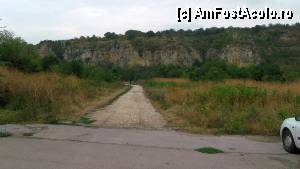[P43] Parcul Naţional Natural Rusenski Lom - mica parcare de lângă Ivanovo, de unde porneşte drumul de ţară pe care se merge spre mânăstirile rupestre.  » foto by Dragoș_MD
 - 
<span class="allrVoted glyphicon glyphicon-heart hidden" id="av351512"></span>
<a class="m-l-10 hidden" id="sv351512" onclick="voting_Foto_DelVot(,351512,3525)" role="button">șterge vot <span class="glyphicon glyphicon-remove"></span></a>
<a id="v9351512" class=" c-red"  onclick="voting_Foto_SetVot(351512)" role="button"><span class="glyphicon glyphicon-heart-empty"></span> <b>LIKE</b> = Votează poza</a> <img class="hidden"  id="f351512W9" src="/imagini/loader.gif" border="0" /><span class="AjErrMes hidden" id="e351512ErM"></span>