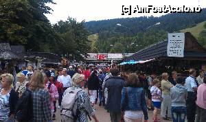 P15 [AUG-2013] Aglomeraţie în piaţa din faţa funicularului Gubalowka. Zakopane, Polonia. 