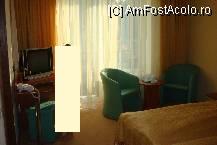 [P05] Camera - tv, telefon, birou, minibar, fotolii, masuta si iesirea pe balcon. » foto by creivean
 - 
<span class="allrVoted glyphicon glyphicon-heart hidden" id="av22172"></span>
<a class="m-l-10 hidden" id="sv22172" onclick="voting_Foto_DelVot(,22172,3577)" role="button">șterge vot <span class="glyphicon glyphicon-remove"></span></a>
<a id="v922172" class=" c-red"  onclick="voting_Foto_SetVot(22172)" role="button"><span class="glyphicon glyphicon-heart-empty"></span> <b>LIKE</b> = Votează poza</a> <img class="hidden"  id="f22172W9" src="/imagini/loader.gif" border="0" /><span class="AjErrMes hidden" id="e22172ErM"></span>