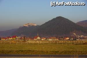 [P03] Cetatea văzută de la distanță mare, respectiv de pe drumul care duce spre Predeal.  » foto by Utube
 - 
<span class="allrVoted glyphicon glyphicon-heart hidden" id="av395054"></span>
<a class="m-l-10 hidden" id="sv395054" onclick="voting_Foto_DelVot(,395054,3588)" role="button">șterge vot <span class="glyphicon glyphicon-remove"></span></a>
<a id="v9395054" class=" c-red"  onclick="voting_Foto_SetVot(395054)" role="button"><span class="glyphicon glyphicon-heart-empty"></span> <b>LIKE</b> = Votează poza</a> <img class="hidden"  id="f395054W9" src="/imagini/loader.gif" border="0" /><span class="AjErrMes hidden" id="e395054ErM"></span>