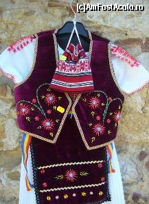 [P10] In interiorul cetatii Rasnov se vindeau tot felul de suveniruri, inclusiv costume populare. » foto by magdalena
 - 
<span class="allrVoted glyphicon glyphicon-heart hidden" id="av40275"></span>
<a class="m-l-10 hidden" id="sv40275" onclick="voting_Foto_DelVot(,40275,3588)" role="button">șterge vot <span class="glyphicon glyphicon-remove"></span></a>
<a id="v940275" class=" c-red"  onclick="voting_Foto_SetVot(40275)" role="button"><span class="glyphicon glyphicon-heart-empty"></span> <b>LIKE</b> = Votează poza</a> <img class="hidden"  id="f40275W9" src="/imagini/loader.gif" border="0" /><span class="AjErrMes hidden" id="e40275ErM"></span>