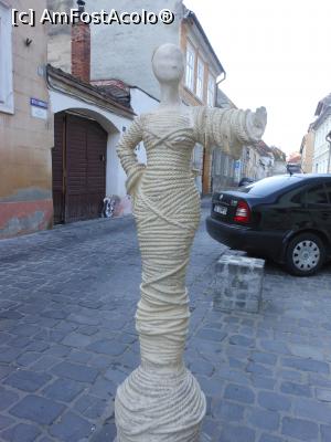 P20 [OCT-2022] Brașov - Statuia Sforii indicând spre Strada Sforii.