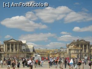 [P04] Din ce in ce mai aproape de palat. O multime de oameni in august. Coada a doua incepea dupa porti.  » foto by cristina47*
 - 
<span class="allrVoted glyphicon glyphicon-heart hidden" id="av742923"></span>
<a class="m-l-10 hidden" id="sv742923" onclick="voting_Foto_DelVot(,742923,3618)" role="button">șterge vot <span class="glyphicon glyphicon-remove"></span></a>
<a id="v9742923" class=" c-red"  onclick="voting_Foto_SetVot(742923)" role="button"><span class="glyphicon glyphicon-heart-empty"></span> <b>LIKE</b> = Votează poza</a> <img class="hidden"  id="f742923W9" src="/imagini/loader.gif" border="0" /><span class="AjErrMes hidden" id="e742923ErM"></span>