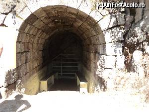 [P33] Intrarea in Pestera Sulfatara (Pestera Puturoasa). Se vad cele 2 bancute stg si dr, iar in spate grilajul care limiteaza accesul spre interiorl grotei.  » foto by vega06
 - 
<span class="allrVoted glyphicon glyphicon-heart hidden" id="av568259"></span>
<a class="m-l-10 hidden" id="sv568259" onclick="voting_Foto_DelVot(,568259,3635)" role="button">șterge vot <span class="glyphicon glyphicon-remove"></span></a>
<a id="v9568259" class=" c-red"  onclick="voting_Foto_SetVot(568259)" role="button"><span class="glyphicon glyphicon-heart-empty"></span> <b>LIKE</b> = Votează poza</a> <img class="hidden"  id="f568259W9" src="/imagini/loader.gif" border="0" /><span class="AjErrMes hidden" id="e568259ErM"></span>