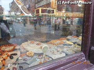 [P11] Varşovia - Primele vitrine cu bijuterii de chihlimbar.  » foto by iulianic
 - 
<span class="allrVoted glyphicon glyphicon-heart hidden" id="av609631"></span>
<a class="m-l-10 hidden" id="sv609631" onclick="voting_Foto_DelVot(,609631,3644)" role="button">șterge vot <span class="glyphicon glyphicon-remove"></span></a>
<a id="v9609631" class=" c-red"  onclick="voting_Foto_SetVot(609631)" role="button"><span class="glyphicon glyphicon-heart-empty"></span> <b>LIKE</b> = Votează poza</a> <img class="hidden"  id="f609631W9" src="/imagini/loader.gif" border="0" /><span class="AjErrMes hidden" id="e609631ErM"></span>