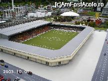 P43 [JUL-2009] Stadionul de fotbal Madurodam. Evident, una din echipe poartă tricouri orange, culoarea echipei naţionale a Olandei (de unde şi porecla 'portocala mecanică', dată acestei echipe, după, dar fără nicio legătură cu numele celebrului film 'A Clockwork Orange', al lui Stanley Kubrick