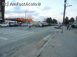 [P04] Anul trecut erau niste lucrari pe strada pricipala. Acum nu mai sunt lucrari, masinile sunt parcate pe lateral, dar nici strada nu este refacuta, doar astupat santul. 2 iulie 2016 » foto by bmiruna
 - 
<span class="allrVoted glyphicon glyphicon-heart hidden" id="av755591"></span>
<a class="m-l-10 hidden" id="sv755591" onclick="voting_Foto_DelVot(,755591,3771)" role="button">șterge vot <span class="glyphicon glyphicon-remove"></span></a>
<a id="v9755591" class=" c-red"  onclick="voting_Foto_SetVot(755591)" role="button"><span class="glyphicon glyphicon-heart-empty"></span> <b>LIKE</b> = Votează poza</a> <img class="hidden"  id="f755591W9" src="/imagini/loader.gif" border="0" /><span class="AjErrMes hidden" id="e755591ErM"></span>