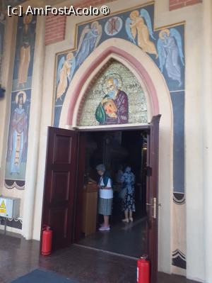 [P09] Manastirea Vlădiceni, intrare în pridvorul cu sfinţi » foto by Michi
 - 
<span class="allrVoted glyphicon glyphicon-heart hidden" id="av1411905"></span>
<a class="m-l-10 hidden" id="sv1411905" onclick="voting_Foto_DelVot(,1411905,3780)" role="button">șterge vot <span class="glyphicon glyphicon-remove"></span></a>
<a id="v91411905" class=" c-red"  onclick="voting_Foto_SetVot(1411905)" role="button"><span class="glyphicon glyphicon-heart-empty"></span> <b>LIKE</b> = Votează poza</a> <img class="hidden"  id="f1411905W9" src="/imagini/loader.gif" border="0" /><span class="AjErrMes hidden" id="e1411905ErM"></span>