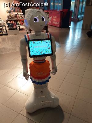 [P03] un robotel ne amuza in aeroport Schiphol » foto by Yolanda
 - 
<span class="allrVoted glyphicon glyphicon-heart hidden" id="av1128054"></span>
<a class="m-l-10 hidden" id="sv1128054" onclick="voting_Foto_DelVot(,1128054,3794)" role="button">șterge vot <span class="glyphicon glyphicon-remove"></span></a>
<a id="v91128054" class=" c-red"  onclick="voting_Foto_SetVot(1128054)" role="button"><span class="glyphicon glyphicon-heart-empty"></span> <b>LIKE</b> = Votează poza</a> <img class="hidden"  id="f1128054W9" src="/imagini/loader.gif" border="0" /><span class="AjErrMes hidden" id="e1128054ErM"></span>