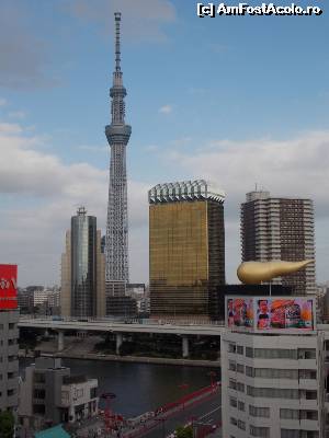 P01 [AUG-2015] Tokyo zona Asakusa, vazut de la nivelul 7 al Centrului de Informare Turistica. Poza iconica cu Tokyo Sky Tree in fundal, Asahi Group, cladirea aurie si Flaming Ornament, mare reclama la berea lor Asahi. In partea de jos se vede si raul Sumida cu debarcaderul si podul Azuma-bashi.