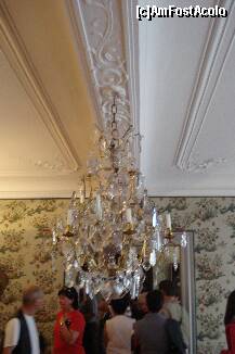 [P13] Candelabru din camera Pekin (cu tapet adus din China) » foto by ileanaxperta*
 - 
<span class="allrVoted glyphicon glyphicon-heart hidden" id="av146416"></span>
<a class="m-l-10 hidden" id="sv146416" onclick="voting_Foto_DelVot(,146416,3827)" role="button">șterge vot <span class="glyphicon glyphicon-remove"></span></a>
<a id="v9146416" class=" c-red"  onclick="voting_Foto_SetVot(146416)" role="button"><span class="glyphicon glyphicon-heart-empty"></span> <b>LIKE</b> = Votează poza</a> <img class="hidden"  id="f146416W9" src="/imagini/loader.gif" border="0" /><span class="AjErrMes hidden" id="e146416ErM"></span>