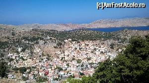 P28 [SEP-2015] Tot oraşul la picioare, vedere din castel, Symi. 