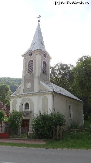 [P04] Biserica romano-catolică din Moneasa, edificată în anul 1760 de Bohus Emerich. Pe turla bisericii se vede inscripționat anul în care a fost renovată.  » foto by bog68
 - 
<span class="allrVoted glyphicon glyphicon-heart hidden" id="av527500"></span>
<a class="m-l-10 hidden" id="sv527500" onclick="voting_Foto_DelVot(,527500,3841)" role="button">șterge vot <span class="glyphicon glyphicon-remove"></span></a>
<a id="v9527500" class=" c-red"  onclick="voting_Foto_SetVot(527500)" role="button"><span class="glyphicon glyphicon-heart-empty"></span> <b>LIKE</b> = Votează poza</a> <img class="hidden"  id="f527500W9" src="/imagini/loader.gif" border="0" /><span class="AjErrMes hidden" id="e527500ErM"></span>