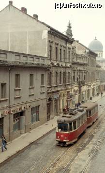 [P51] Poza de pe net - cu Oradea veche - In spate se vede Sinagoga Neologica. Restul cladirilor de pe partea stanga au fost demolate
Comparati cu Poza 32 - este exact aceeasi zona, doar tramvaiul este 'altul' si lipsesc cladirile demolate si vreo 40-50 ani. » foto by presario
 - 
<span class="allrVoted glyphicon glyphicon-heart hidden" id="av68888"></span>
<a class="m-l-10 hidden" id="sv68888" onclick="voting_Foto_DelVot(,68888,3848)" role="button">șterge vot <span class="glyphicon glyphicon-remove"></span></a>
<a id="v968888" class=" c-red"  onclick="voting_Foto_SetVot(68888)" role="button"><span class="glyphicon glyphicon-heart-empty"></span> <b>LIKE</b> = Votează poza</a> <img class="hidden"  id="f68888W9" src="/imagini/loader.gif" border="0" /><span class="AjErrMes hidden" id="e68888ErM"></span>