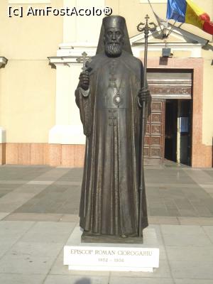 [P38] Catedrala ortodoxă - statuia episcopului Roman Ciorogariu » foto by Carmen Ion
 - 
<span class="allrVoted glyphicon glyphicon-heart hidden" id="av1118554"></span>
<a class="m-l-10 hidden" id="sv1118554" onclick="voting_Foto_DelVot(,1118554,3848)" role="button">șterge vot <span class="glyphicon glyphicon-remove"></span></a>
<a id="v91118554" class=" c-red"  onclick="voting_Foto_SetVot(1118554)" role="button"><span class="glyphicon glyphicon-heart-empty"></span> <b>LIKE</b> = Votează poza</a> <img class="hidden"  id="f1118554W9" src="/imagini/loader.gif" border="0" /><span class="AjErrMes hidden" id="e1118554ErM"></span>