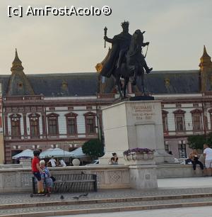 [P13] Statuia infatisandu-l pe regele Ferdinand I a fost amplasata in piata in 2019, pentru a celebra intrarea in Oradea, exact in urma cu 100 de ani, a Reginei Maria si a Regelui Ferdinand I. » foto by geani anto
 - 
<span class="allrVoted glyphicon glyphicon-heart hidden" id="av1198434"></span>
<a class="m-l-10 hidden" id="sv1198434" onclick="voting_Foto_DelVot(,1198434,3848)" role="button">șterge vot <span class="glyphicon glyphicon-remove"></span></a>
<a id="v91198434" class=" c-red"  onclick="voting_Foto_SetVot(1198434)" role="button"><span class="glyphicon glyphicon-heart-empty"></span> <b>LIKE</b> = Votează poza</a> <img class="hidden"  id="f1198434W9" src="/imagini/loader.gif" border="0" /><span class="AjErrMes hidden" id="e1198434ErM"></span>