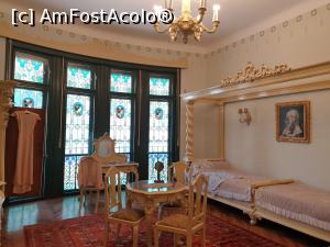 [P14] In dormitor s-a pastrat mobilierul familiei Simon, cea care a cumparat casa in anii ' 30. Stilul nu e Art Nouveau, ci neo-rococo, din lemn de paltin vopsit alb, patinat în tonuri fine, cu multe ornamente, decorat cu frunze, flori, linii curbe, spirale. Ciudat este modul in care sunt amplasate p » foto by geani anto
 - 
<span class="allrVoted glyphicon glyphicon-heart hidden" id="av1199872"></span>
<a class="m-l-10 hidden" id="sv1199872" onclick="voting_Foto_DelVot(,1199872,3848)" role="button">șterge vot <span class="glyphicon glyphicon-remove"></span></a>
<a id="v91199872" class=" c-red"  onclick="voting_Foto_SetVot(1199872)" role="button"><span class="glyphicon glyphicon-heart-empty"></span> <b>LIKE</b> = Votează poza</a> <img class="hidden"  id="f1199872W9" src="/imagini/loader.gif" border="0" /><span class="AjErrMes hidden" id="e1199872ErM"></span>