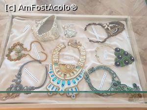 [P25] Muzeul Art Nouveau gazduieste si <strong>expozitii temporare, </strong>una dintre ele fiind cea de bijuterii art nouveau. Festivalul Art Jewelry, fondat in 2013 de Ana Zaporojan si fiica sa, Marisha Zaporojan, s-a desfasurat online, insa pentru ca publicul sa se bucure privind bijuteriile de aproape, acestea au fost expuse in sala de lectura a Muzeului Art Nouveau. Bijuteriile Art Nouveau prezinta motive precum orhidee, vita de vie, animale, fluturi, pasari, aurul fiind combinat cu smalt si pietre exotice colorate. » foto by geani anto
 - 
<span class="allrVoted glyphicon glyphicon-heart hidden" id="av1199883"></span>
<a class="m-l-10 hidden" id="sv1199883" onclick="voting_Foto_DelVot(,1199883,3848)" role="button">șterge vot <span class="glyphicon glyphicon-remove"></span></a>
<a id="v91199883" class=" c-red"  onclick="voting_Foto_SetVot(1199883)" role="button"><span class="glyphicon glyphicon-heart-empty"></span> <b>LIKE</b> = Votează poza</a> <img class="hidden"  id="f1199883W9" src="/imagini/loader.gif" border="0" /><span class="AjErrMes hidden" id="e1199883ErM"></span>