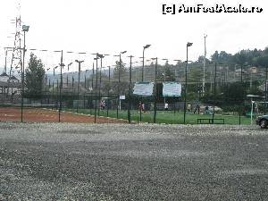 [P21] Terenurile de tenis şi fotbal. Observaţi cât de mare este parcarea. Şi goală! Probabil că tirul încă era în faţa intrării :)  » foto by arru
 - 
<span class="allrVoted glyphicon glyphicon-heart hidden" id="av554499"></span>
<a class="m-l-10 hidden" id="sv554499" onclick="voting_Foto_DelVot(,554499,3852)" role="button">șterge vot <span class="glyphicon glyphicon-remove"></span></a>
<a id="v9554499" class=" c-red"  onclick="voting_Foto_SetVot(554499)" role="button"><span class="glyphicon glyphicon-heart-empty"></span> <b>LIKE</b> = Votează poza</a> <img class="hidden"  id="f554499W9" src="/imagini/loader.gif" border="0" /><span class="AjErrMes hidden" id="e554499ErM"></span>
