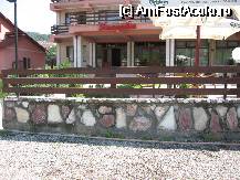 [P04] poza din fata hotelui, in zona cu pietris se parcheaza masinile si in fata se vede o alta terasa » foto by amalyca
 - 
<span class="allrVoted glyphicon glyphicon-heart hidden" id="av57158"></span>
<a class="m-l-10 hidden" id="sv57158" onclick="voting_Foto_DelVot(,57158,3852)" role="button">șterge vot <span class="glyphicon glyphicon-remove"></span></a>
<a id="v957158" class=" c-red"  onclick="voting_Foto_SetVot(57158)" role="button"><span class="glyphicon glyphicon-heart-empty"></span> <b>LIKE</b> = Votează poza</a> <img class="hidden"  id="f57158W9" src="/imagini/loader.gif" border="0" /><span class="AjErrMes hidden" id="e57158ErM"></span>