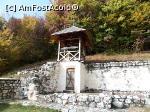 [P16] Biserica, 44 de Izvoare'' - turnul-clopotniţă. Lângă acesta se pot observa urmele chiliilor pentru călugări.  » foto by Safta Radu
 - 
<span class="allrVoted glyphicon glyphicon-heart hidden" id="av1025192"></span>
<a class="m-l-10 hidden" id="sv1025192" onclick="voting_Foto_DelVot(,1025192,3860)" role="button">șterge vot <span class="glyphicon glyphicon-remove"></span></a>
<a id="v91025192" class=" c-red"  onclick="voting_Foto_SetVot(1025192)" role="button"><span class="glyphicon glyphicon-heart-empty"></span> <b>LIKE</b> = Votează poza</a> <img class="hidden"  id="f1025192W9" src="/imagini/loader.gif" border="0" /><span class="AjErrMes hidden" id="e1025192ErM"></span>