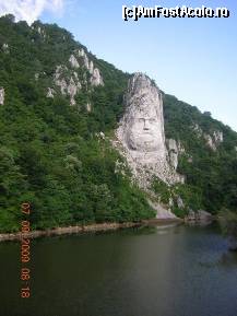 [P06] Statuia lui Decebal este înaltă de 55 m și lată de 25 m. Ea a fost sculptată după modelul celei din stânca Muntelui Rushmore din statul american South Dakota și este cea mai mare statuie din Europa: are cu doar șase metri mai puțin decât Statuia Libertății, dar cu opt mai mult decât monumentul lui Hristos din Rio de Janeiro, și cu aproximativ 10 metri mai mult decât înălțimea legendarului Colos din Rhodos.

Locul realizării sculpturii este în apropiere de orașul Orșova, în zona cataractelor de la Cazanele Mici (golful Mraconia), pe malul stâng al Dunării, acolo unde adâncimea fluviului este cea mai mare: 120 de metri. » foto by paulsnaider
 - 
<span class="allrVoted glyphicon glyphicon-heart hidden" id="av326829"></span>
<a class="m-l-10 hidden" id="sv326829" onclick="voting_Foto_DelVot(,326829,3894)" role="button">șterge vot <span class="glyphicon glyphicon-remove"></span></a>
<a id="v9326829" class=" c-red"  onclick="voting_Foto_SetVot(326829)" role="button"><span class="glyphicon glyphicon-heart-empty"></span> <b>LIKE</b> = Votează poza</a> <img class="hidden"  id="f326829W9" src="/imagini/loader.gif" border="0" /><span class="AjErrMes hidden" id="e326829ErM"></span>