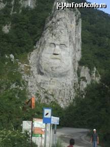 [P07] Statuia lui Decebal este înaltă de 55 m și lată de 25 m.[necesită citare] Ea a fost sculptată după modelul celei din stânca Muntelui Rushmore din statul american South Dakota și este cea mai mare statuie din Europa: are cu doar șase metri mai puțin decât Statuia Libertății, dar cu opt mai mult decât monumentul lui Hristos din Rio de Janeiro, și cu aproximativ 10 metri mai mult decât înălțimea legendarului Colos din Rhodos.

Locul realizării sculpturii este în apropiere de orașul Orșova, în zona cataractelor de la Cazanele Mici (golful Mraconia), pe malul stâng al Dunării, acolo unde adâncimea fluviului este cea mai mare: 120 de metri. » foto by paulsnaider
 - 
<span class="allrVoted glyphicon glyphicon-heart hidden" id="av326830"></span>
<a class="m-l-10 hidden" id="sv326830" onclick="voting_Foto_DelVot(,326830,3894)" role="button">șterge vot <span class="glyphicon glyphicon-remove"></span></a>
<a id="v9326830" class=" c-red"  onclick="voting_Foto_SetVot(326830)" role="button"><span class="glyphicon glyphicon-heart-empty"></span> <b>LIKE</b> = Votează poza</a> <img class="hidden"  id="f326830W9" src="/imagini/loader.gif" border="0" /><span class="AjErrMes hidden" id="e326830ErM"></span>