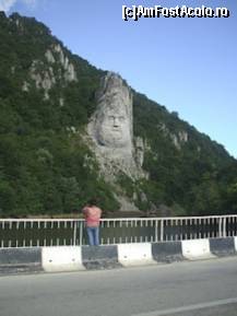 [P08] Statuia lui Decebal este înaltă de 55 m și lată de 25 m.[necesită citare] Ea a fost sculptată după modelul celei din stânca Muntelui Rushmore din statul american South Dakota și este cea mai mare statuie din Europa: are cu doar șase metri mai puțin decât Statuia Libertății, dar cu opt mai mult decât monumentul lui Hristos din Rio de Janeiro, și cu aproximativ 10 metri mai mult decât înălțimea legendarului Colos din Rhodos.

Locul realizării sculpturii este în apropiere de orașul Orșova, în zona cataractelor de la Cazanele Mici (golful Mraconia), pe malul stâng al Dunării, acolo unde adâncimea fluviului este cea mai mare: 120 de metri. » foto by paulsnaider
 - 
<span class="allrVoted glyphicon glyphicon-heart hidden" id="av326831"></span>
<a class="m-l-10 hidden" id="sv326831" onclick="voting_Foto_DelVot(,326831,3894)" role="button">șterge vot <span class="glyphicon glyphicon-remove"></span></a>
<a id="v9326831" class=" c-red"  onclick="voting_Foto_SetVot(326831)" role="button"><span class="glyphicon glyphicon-heart-empty"></span> <b>LIKE</b> = Votează poza</a> <img class="hidden"  id="f326831W9" src="/imagini/loader.gif" border="0" /><span class="AjErrMes hidden" id="e326831ErM"></span>