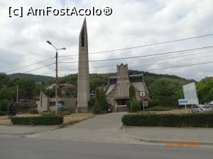 [P02] Vizitã în Orşova şi pe Clisura Dunãrii. Tot Biserica Romano Catolica. In fata turnul cu ceas pe care-l vedeti gazduieste si clopotele bisericii. Biserica este cladirea din spate-dreapta, cea de care va spuneam in review ca aduce cumva cu templele mayase din Mexic.  » foto by vega06
 - 
<span class="allrVoted glyphicon glyphicon-heart hidden" id="av727672"></span>
<a class="m-l-10 hidden" id="sv727672" onclick="voting_Foto_DelVot(,727672,3894)" role="button">șterge vot <span class="glyphicon glyphicon-remove"></span></a>
<a id="v9727672" class=" c-red"  onclick="voting_Foto_SetVot(727672)" role="button"><span class="glyphicon glyphicon-heart-empty"></span> <b>LIKE</b> = Votează poza</a> <img class="hidden"  id="f727672W9" src="/imagini/loader.gif" border="0" /><span class="AjErrMes hidden" id="e727672ErM"></span>