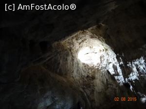 [P40] Clisura Dunãrii. Deschizatura (luminatorul) sapata in stanca de catre daci la ~ 15 m inaltime prin care lumina zilei cade perpendicular pe altarul din interior.  » foto by vega06
 - 
<span class="allrVoted glyphicon glyphicon-heart hidden" id="av728907"></span>
<a class="m-l-10 hidden" id="sv728907" onclick="voting_Foto_DelVot(,728907,3894)" role="button">șterge vot <span class="glyphicon glyphicon-remove"></span></a>
<a id="v9728907" class=" c-red"  onclick="voting_Foto_SetVot(728907)" role="button"><span class="glyphicon glyphicon-heart-empty"></span> <b>LIKE</b> = Votează poza</a> <img class="hidden"  id="f728907W9" src="/imagini/loader.gif" border="0" /><span class="AjErrMes hidden" id="e728907ErM"></span>