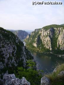 [P32] Aici corect ar fi Cazanele Mari în prim plan şi CAzanele Mici în plan secundar. În al treilea plan se vede Masivul Domogled, la 40 km distanţă. » foto by cc_iordachescu
 - 
<span class="allrVoted glyphicon glyphicon-heart hidden" id="av59548"></span>
<a class="m-l-10 hidden" id="sv59548" onclick="voting_Foto_DelVot(,59548,3894)" role="button">șterge vot <span class="glyphicon glyphicon-remove"></span></a>
<a id="v959548" class=" c-red"  onclick="voting_Foto_SetVot(59548)" role="button"><span class="glyphicon glyphicon-heart-empty"></span> <b>LIKE</b> = Votează poza</a> <img class="hidden"  id="f59548W9" src="/imagini/loader.gif" border="0" /><span class="AjErrMes hidden" id="e59548ErM"></span>