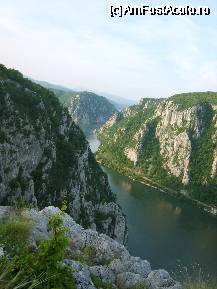 [P33] Cazanele Dunării - înlănţuire de creste. Cu ochi buni de aici se putea vedea şi Parângul; spun asta pentru că invers, de pe Parâng am văzut clisura Dunării tăiată de un 'fulger alb', aşa cum se vede Dunărea de la distanţă mare. » foto by cc_iordachescu
 - 
<span class="allrVoted glyphicon glyphicon-heart hidden" id="av59549"></span>
<a class="m-l-10 hidden" id="sv59549" onclick="voting_Foto_DelVot(,59549,3894)" role="button">șterge vot <span class="glyphicon glyphicon-remove"></span></a>
<a id="v959549" class=" c-red"  onclick="voting_Foto_SetVot(59549)" role="button"><span class="glyphicon glyphicon-heart-empty"></span> <b>LIKE</b> = Votează poza</a> <img class="hidden"  id="f59549W9" src="/imagini/loader.gif" border="0" /><span class="AjErrMes hidden" id="e59549ErM"></span>