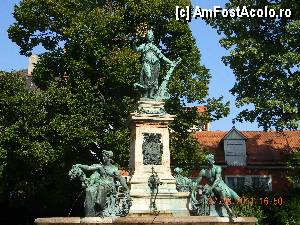 [P37] Bodensee - între Austria şi Germania / Fântâna din faţa vechii primării.  » foto by doina_c24
 - 
<span class="allrVoted glyphicon glyphicon-heart hidden" id="av385584"></span>
<a class="m-l-10 hidden" id="sv385584" onclick="voting_Foto_DelVot(,385584,3920)" role="button">șterge vot <span class="glyphicon glyphicon-remove"></span></a>
<a id="v9385584" class=" c-red"  onclick="voting_Foto_SetVot(385584)" role="button"><span class="glyphicon glyphicon-heart-empty"></span> <b>LIKE</b> = Votează poza</a> <img class="hidden"  id="f385584W9" src="/imagini/loader.gif" border="0" /><span class="AjErrMes hidden" id="e385584ErM"></span>
