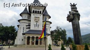 [P05] Catedrala văzută dinspre vest, în prim plan cu statuia voievodului Ștefan cel mare tânând în mână Mănăstirea Voroneț » foto by Lucien
 - 
<span class="allrVoted glyphicon glyphicon-heart hidden" id="av835997"></span>
<a class="m-l-10 hidden" id="sv835997" onclick="voting_Foto_DelVot(,835997,3935)" role="button">șterge vot <span class="glyphicon glyphicon-remove"></span></a>
<a id="v9835997" class=" c-red"  onclick="voting_Foto_SetVot(835997)" role="button"><span class="glyphicon glyphicon-heart-empty"></span> <b>LIKE</b> = Votează poza</a> <img class="hidden"  id="f835997W9" src="/imagini/loader.gif" border="0" /><span class="AjErrMes hidden" id="e835997ErM"></span>