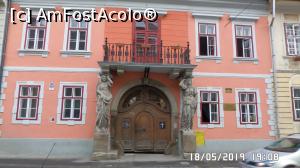 [P25] Sibiu. Casa cu Cariatide » foto by ungureanica
 - 
<span class="allrVoted glyphicon glyphicon-heart hidden" id="av1072614"></span>
<a class="m-l-10 hidden" id="sv1072614" onclick="voting_Foto_DelVot(,1072614,3936)" role="button">șterge vot <span class="glyphicon glyphicon-remove"></span></a>
<a id="v91072614" class=" c-red"  onclick="voting_Foto_SetVot(1072614)" role="button"><span class="glyphicon glyphicon-heart-empty"></span> <b>LIKE</b> = Votează poza</a> <img class="hidden"  id="f1072614W9" src="/imagini/loader.gif" border="0" /><span class="AjErrMes hidden" id="e1072614ErM"></span>