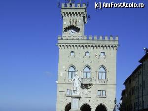 [P23] San Marino - Palazzo Pubblico. În partea superioară, clopotniţa cu metereze, un triptic de mozaic reprezentând pe Sant'Agata, San Marino şi San Leo, iar în colţul dinspre stradă, statuia de bronz a sfântului-fondator.  » foto by iulianic
 - 
<span class="allrVoted glyphicon glyphicon-heart hidden" id="av404642"></span>
<a class="m-l-10 hidden" id="sv404642" onclick="voting_Foto_DelVot(,404642,3963)" role="button">șterge vot <span class="glyphicon glyphicon-remove"></span></a>
<a id="v9404642" class=" c-red"  onclick="voting_Foto_SetVot(404642)" role="button"><span class="glyphicon glyphicon-heart-empty"></span> <b>LIKE</b> = Votează poza</a> <img class="hidden"  id="f404642W9" src="/imagini/loader.gif" border="0" /><span class="AjErrMes hidden" id="e404642ErM"></span>