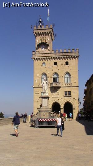 [P15] Palazzo Publico si Statuia Libertatii din Piazza Liberta.  » foto by ovidiuyepi
 - 
<span class="allrVoted glyphicon glyphicon-heart hidden" id="av932148"></span>
<a class="m-l-10 hidden" id="sv932148" onclick="voting_Foto_DelVot(,932148,3963)" role="button">șterge vot <span class="glyphicon glyphicon-remove"></span></a>
<a id="v9932148" class=" c-red"  onclick="voting_Foto_SetVot(932148)" role="button"><span class="glyphicon glyphicon-heart-empty"></span> <b>LIKE</b> = Votează poza</a> <img class="hidden"  id="f932148W9" src="/imagini/loader.gif" border="0" /><span class="AjErrMes hidden" id="e932148ErM"></span>