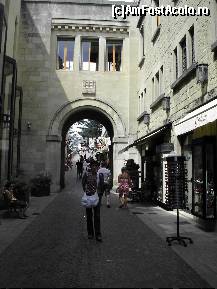 [P10] Atmosfera din San Marino este la orice oră una medievală, atât datorită clădirilor şi străzilor, dar şi decoraţiunilor cu stindarde, blazoane şi altele de acest gen. » foto by Costi
 - 
<span class="allrVoted glyphicon glyphicon-heart hidden" id="av63148"></span>
<a class="m-l-10 hidden" id="sv63148" onclick="voting_Foto_DelVot(,63148,3963)" role="button">șterge vot <span class="glyphicon glyphicon-remove"></span></a>
<a id="v963148" class=" c-red"  onclick="voting_Foto_SetVot(63148)" role="button"><span class="glyphicon glyphicon-heart-empty"></span> <b>LIKE</b> = Votează poza</a> <img class="hidden"  id="f63148W9" src="/imagini/loader.gif" border="0" /><span class="AjErrMes hidden" id="e63148ErM"></span>