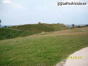 [P07] Colina pe care s-a construit așezarea. Drumul din stânga duce către intrarea în muzeu.  » foto by puiutea
 - 
<span class="allrVoted glyphicon glyphicon-heart hidden" id="av664259"></span>
<a class="m-l-10 hidden" id="sv664259" onclick="voting_Foto_DelVot(,664259,3969)" role="button">șterge vot <span class="glyphicon glyphicon-remove"></span></a>
<a id="v9664259" class=" c-red"  onclick="voting_Foto_SetVot(664259)" role="button"><span class="glyphicon glyphicon-heart-empty"></span> <b>LIKE</b> = Votează poza</a> <img class="hidden"  id="f664259W9" src="/imagini/loader.gif" border="0" /><span class="AjErrMes hidden" id="e664259ErM"></span>