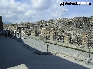 [P12] Pompei - Una din străzile pavate, cu borduri, din oraşul antic. În plan îndepărtat, Muntele Vezuviu.  » foto by iulianic
 - 
<span class="allrVoted glyphicon glyphicon-heart hidden" id="av404881"></span>
<a class="m-l-10 hidden" id="sv404881" onclick="voting_Foto_DelVot(,404881,3976)" role="button">șterge vot <span class="glyphicon glyphicon-remove"></span></a>
<a id="v9404881" class=" c-red"  onclick="voting_Foto_SetVot(404881)" role="button"><span class="glyphicon glyphicon-heart-empty"></span> <b>LIKE</b> = Votează poza</a> <img class="hidden"  id="f404881W9" src="/imagini/loader.gif" border="0" /><span class="AjErrMes hidden" id="e404881ErM"></span>