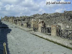 [P17] Pompei - Calea Abundenţei, principala stradă comercială a vechiului Pompei.  » foto by iulianic
 - 
<span class="allrVoted glyphicon glyphicon-heart hidden" id="av404886"></span>
<a class="m-l-10 hidden" id="sv404886" onclick="voting_Foto_DelVot(,404886,3976)" role="button">șterge vot <span class="glyphicon glyphicon-remove"></span></a>
<a id="v9404886" class=" c-red"  onclick="voting_Foto_SetVot(404886)" role="button"><span class="glyphicon glyphicon-heart-empty"></span> <b>LIKE</b> = Votează poza</a> <img class="hidden"  id="f404886W9" src="/imagini/loader.gif" border="0" /><span class="AjErrMes hidden" id="e404886ErM"></span>