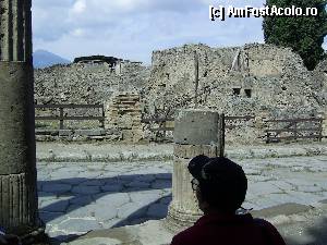 [P23] Pompei - Printre ruine, privind silueta muntelui ucigaş.  » foto by iulianic
 - 
<span class="allrVoted glyphicon glyphicon-heart hidden" id="av404892"></span>
<a class="m-l-10 hidden" id="sv404892" onclick="voting_Foto_DelVot(,404892,3976)" role="button">șterge vot <span class="glyphicon glyphicon-remove"></span></a>
<a id="v9404892" class=" c-red"  onclick="voting_Foto_SetVot(404892)" role="button"><span class="glyphicon glyphicon-heart-empty"></span> <b>LIKE</b> = Votează poza</a> <img class="hidden"  id="f404892W9" src="/imagini/loader.gif" border="0" /><span class="AjErrMes hidden" id="e404892ErM"></span>