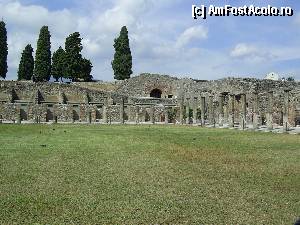 [P06] Pompei - Coloane şi rămăşiţe de ziduri în oraşul antic.  » foto by iulianic
 - 
<span class="allrVoted glyphicon glyphicon-heart hidden" id="av404875"></span>
<a class="m-l-10 hidden" id="sv404875" onclick="voting_Foto_DelVot(,404875,3976)" role="button">șterge vot <span class="glyphicon glyphicon-remove"></span></a>
<a id="v9404875" class=" c-red"  onclick="voting_Foto_SetVot(404875)" role="button"><span class="glyphicon glyphicon-heart-empty"></span> <b>LIKE</b> = Votează poza</a> <img class="hidden"  id="f404875W9" src="/imagini/loader.gif" border="0" /><span class="AjErrMes hidden" id="e404875ErM"></span>