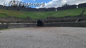 [P24] Amfiteatrul (Regio II, 5) este cel mai vechi cunoscut din lumea romana, fiind construit in anul 70 i. Hr. (Colosseumul a fost terminat la un secol dupa, in anul 80). Putea gazdui pana la 20.000 de spectatori veniti nu numai din Pompei, ci si din orasele invecinate.   » foto by geani anto
 - 
<span class="allrVoted glyphicon glyphicon-heart hidden" id="av1410681"></span>
<a class="m-l-10 hidden" id="sv1410681" onclick="voting_Foto_DelVot(,1410681,3976)" role="button">șterge vot <span class="glyphicon glyphicon-remove"></span></a>
<a id="v91410681" class=" c-red"  onclick="voting_Foto_SetVot(1410681)" role="button"><span class="glyphicon glyphicon-heart-empty"></span> <b>LIKE</b> = Votează poza</a> <img class="hidden"  id="f1410681W9" src="/imagini/loader.gif" border="0" /><span class="AjErrMes hidden" id="e1410681ErM"></span>