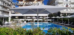 P13 [SEP-2019] Piscina unui hotel de pe plajă