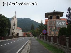 [P31] La plimbare pe strada principală. În fotografie se pot vedea cele două lăcașe de cult din stațiune, aflate aproape unul de celălalt.  » foto by Floryn81
 - 
<span class="allrVoted glyphicon glyphicon-heart hidden" id="av815194"></span>
<a class="m-l-10 hidden" id="sv815194" onclick="voting_Foto_DelVot(,815194,3998)" role="button">șterge vot <span class="glyphicon glyphicon-remove"></span></a>
<a id="v9815194" class=" c-red"  onclick="voting_Foto_SetVot(815194)" role="button"><span class="glyphicon glyphicon-heart-empty"></span> <b>LIKE</b> = Votează poza</a> <img class="hidden"  id="f815194W9" src="/imagini/loader.gif" border="0" /><span class="AjErrMes hidden" id="e815194ErM"></span>