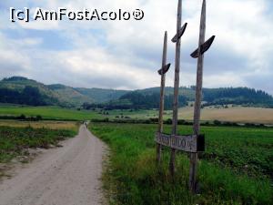 [P17] Monumentul indicator turistic situat la marginea DN11B, cu drumul de țară spre Băile Cozmeni (”Sószékfürdő 0,7 km”).  » foto by Lucien
 - 
<span class="allrVoted glyphicon glyphicon-heart hidden" id="av805513"></span>
<a class="m-l-10 hidden" id="sv805513" onclick="voting_Foto_DelVot(,805513,3998)" role="button">șterge vot <span class="glyphicon glyphicon-remove"></span></a>
<a id="v9805513" class=" c-red"  onclick="voting_Foto_SetVot(805513)" role="button"><span class="glyphicon glyphicon-heart-empty"></span> <b>LIKE</b> = Votează poza</a> <img class="hidden"  id="f805513W9" src="/imagini/loader.gif" border="0" /><span class="AjErrMes hidden" id="e805513ErM"></span>