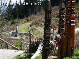 [P15] Imagine din zona parcului cu stâlpi funerari secuiești spre monumentul de piatră. Fotografie din anul 2010 când complexul comemorativ era mai modest dotat » foto by Lucien
 - 
<span class="allrVoted glyphicon glyphicon-heart hidden" id="av809237"></span>
<a class="m-l-10 hidden" id="sv809237" onclick="voting_Foto_DelVot(,809237,3998)" role="button">șterge vot <span class="glyphicon glyphicon-remove"></span></a>
<a id="v9809237" class=" c-red"  onclick="voting_Foto_SetVot(809237)" role="button"><span class="glyphicon glyphicon-heart-empty"></span> <b>LIKE</b> = Votează poza</a> <img class="hidden"  id="f809237W9" src="/imagini/loader.gif" border="0" /><span class="AjErrMes hidden" id="e809237ErM"></span>