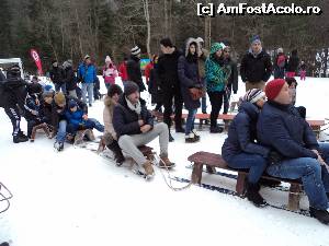 P15 [JAN-2014] Intai ianuarie, adevarata distractie de revelion. Aici asteptam sa vina jeep-ul sa ne traga cu saniile. 